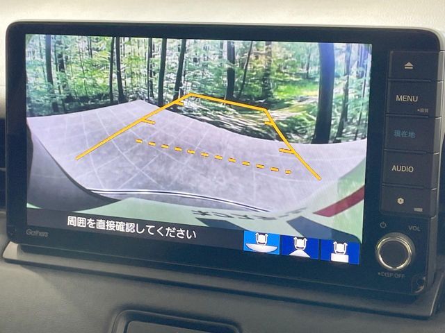 【バックカメラ】駐車時に後方がリアルタイム映像で確認できます。大型商業施設や立体駐車場での駐車時や、夜間のバック時に大活躍！運転スキルに関わらず、今や必須となった装備のひとつです！