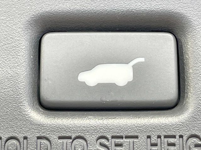 【パワーバックドア】スマートキーや運転席のボタンを押すだけでリアゲートが自動で開閉します！荷物を持っている時や、高い位置にあるバックドアを閉める際に便利な機能です♪