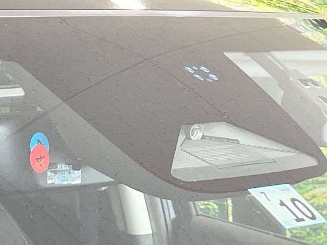 【ホンダセンシング】走行中に前方の車両等を認識し、衝突しそうな時は警報とブレーキで衝突回避と被害軽減をアシスト。より安全にドライブをお楽しみいただけます。