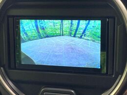 【バックカメラ】駐車時に後方がリアルタイム映像で確認できます。大型商業施設や立体駐車場での駐車時や、夜間のバック時に大活躍！運転スキルに関わらず、今や必須となった装備のひとつです！