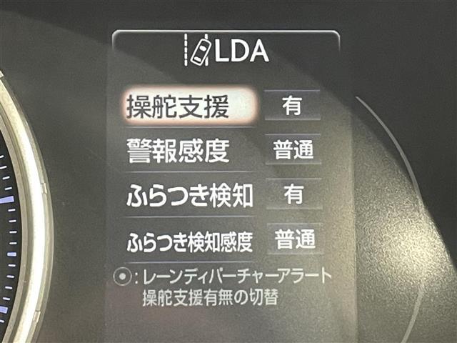 【車線逸脱警報システム（LDW）】車線を外れそうになると、警報ブザーと画面表示で注意を促します。さらに車線逸脱防止支援機能がブレーキを短時間制御し、クルマを車線内に戻すサポートを行います。