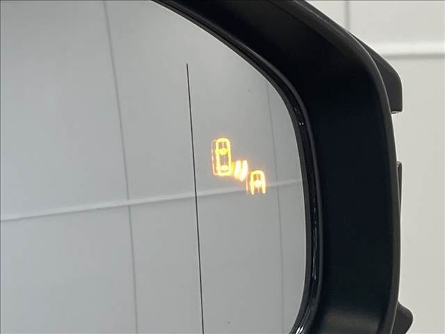 【ブラインドスポットモニター】車線変更時の死角の安全をサポートする装置です。