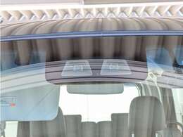 前方の車両等障害物を認識し、追突の危険性が高まったら音や警告灯などで警告し、さらに危険性が高まると自動的にブレーキが作動して衝突回避と被害軽減をアシスト。