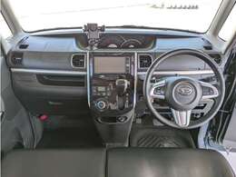 VSシリーズならではの黒を基調としたデザイン　ピアノブラック調のインパネパネルが高級感を演出