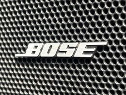 【BOSEサウンドシステム】メーカーオプションの高品位サウンドシステムを搭載。専用のチューニングが施された大小様々なスピーカーから良質なサウンドが奏でられ、臨場感あふれる音響空間を演出します。