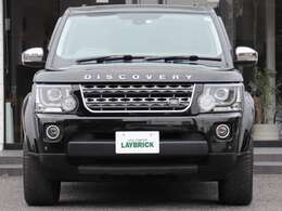 ディスカバリー4は2014年にマイナーチェンジが行われました。ボンネットのネームプレートが「LAND ROVER」から「DISCOVERY」に変更されています。