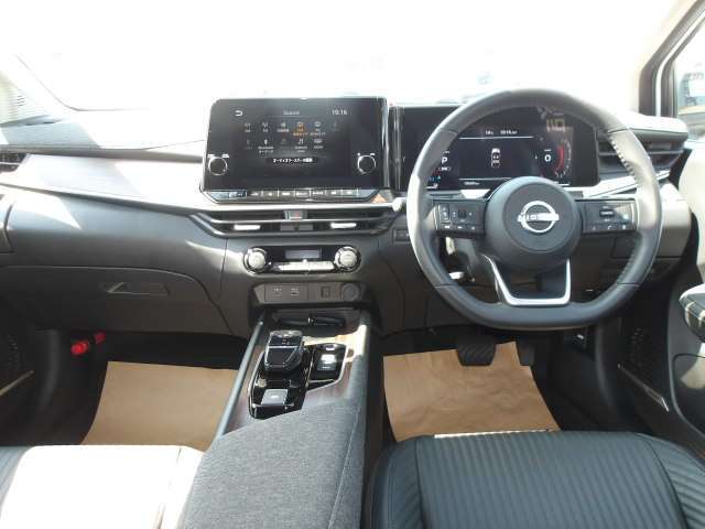 操作しやすい運転席廻り！操作パネルも使いやすい！！ドライブが楽しくなります！