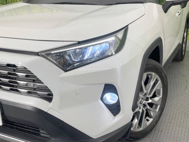 【LEDヘッドライト】悪天候や夜間走行時も良好な視界を確保し安心して運転できる高輝度LEDヘッドライトを装備！点灯速度が早く、消費電力も抑えられています。