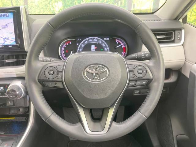 【純正革巻きステアリング】上質な革を使用することで、手にしっかり馴染みとても運転しやすいハンドルです♪
