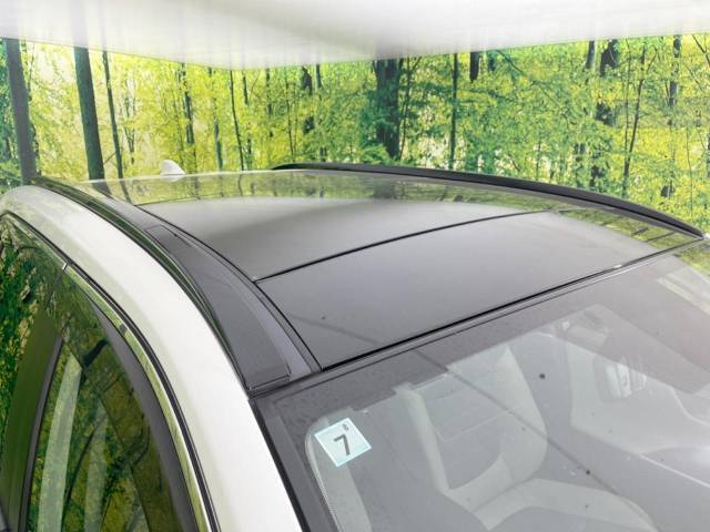 【大型サンルーフ】車内の解放感が一気に上がる大型のパノラマルーフ！季節を問わず開放的で快適なドライブをお楽しみいただけます。流通量も少なく希少価値の高い人気の装備です♪