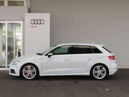 安全で快適なAudiライフを送るために、輸入認定中古車初の5年無償保証をはじめとする充実した保証サービスを提供させていただいております。