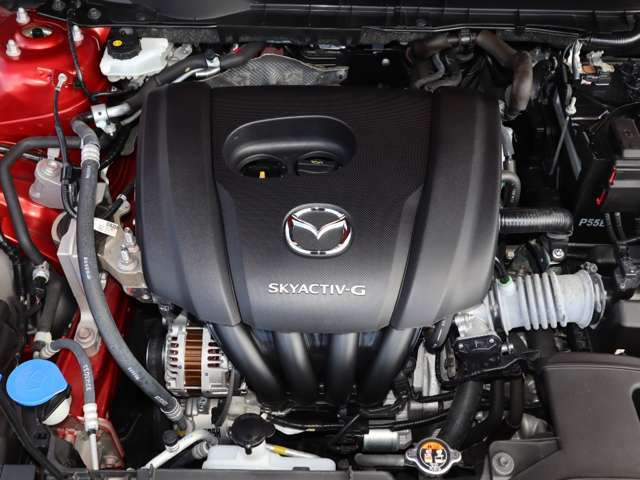 「SKYACTIV-G（ガソリン）」は、規格外の高圧縮を実現し、世界のエンジン技術者に驚きを与えました。さらに、それを維持したままノッキングの発生を抑え、熱効率を向上、走りにも寄与したエンジンです。