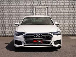 Audiの特徴シングルフレームグリルは力強さとエレガントな雰囲気を醸し出します。
