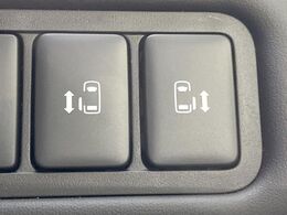 【両側パワースライドドア】スマートキーや運転席のスイッチで後席両側スライドドアの開閉が可能♪電動だから力を入れてドアを開ける必要が無く、小さなお子様でも簡単に開け閉めでき快適です♪