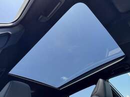 【ガラスルーフ】開放感たっぷりのガラスルーフが装着されています！車内に明かりを取り入れたり景色を楽しむのに、最適です！また、車内には遮光シェードが装備されておりますので、夏の暑い日でも快適に使えます！