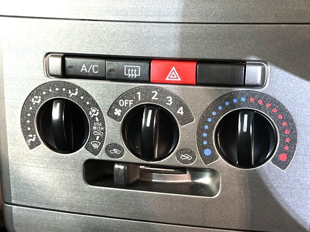 寒い冬も暑い夏も全席に快適な空調を届けてくれる、ダイヤル式エアコンを装備♪