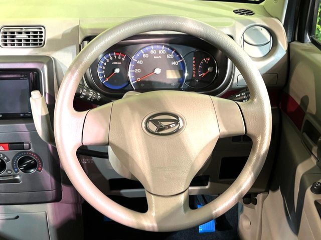 ステアリングも使用感が少なく、きれいな状態となっております♪