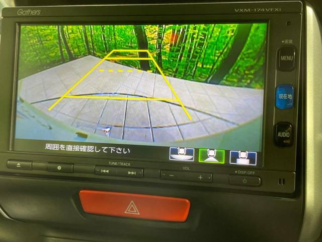 【バックカメラ】駐車時に後方がリアルタイム映像で確認できます。大型商業施設や立体駐車場での駐車時や、夜間のバック時に大活躍！運転スキルに関わらず、今や必須となった装備のひとつです！