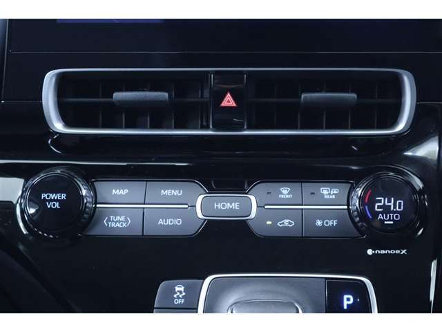 季節を問わずに快適に過ごせるオートエアコンが装備されています。