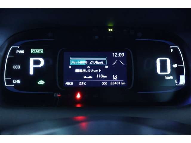 様々な情報を表示する4.2インチマルチインフォメーションディスプレイを中央に搭載した見やすいデジタルメーターです