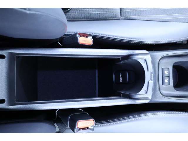 アームレスト内に12V/120Wのアクセサリーソケットが付いてます