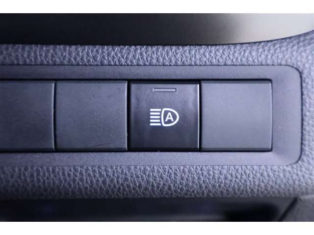 オートマチックハイビームは対向車のヘッドライト等を検知し、ハイビームとロービームを自動で切り替えます。 先行車や対向車等が無い時にはハイビームに切り替えて安定した視界を確保します。