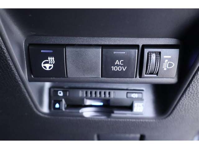 ハンドルヒーター等のスイッチが配備されています。
