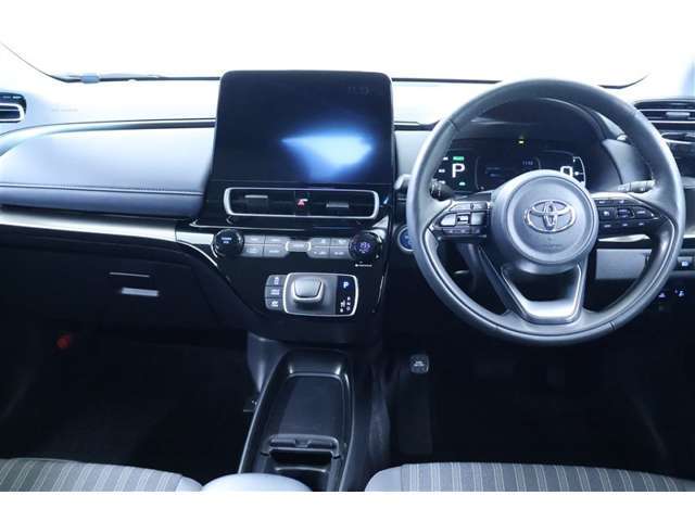 シックな色使いの運転席周り。すっきりとしたデザインで居心地の良い運転席。長く座っていられるリラックス出来るデザインが好評です。