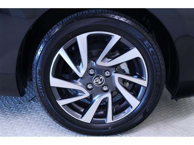 切削光輝＋ダークグレーメタリックの純正のアルミホイール装着。タイヤサイズは195/55R16です