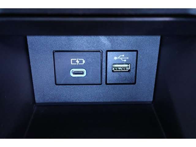 スマホやiPodを直接カーオーディオに接続できるUSB端子や、充電用USB端子（タイプC）を装備しています。