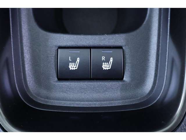 シートヒーターはエンジンが温まってから作動する暖房と異なり、始動直後から座面と背中を暖めてくれる快適装備です。