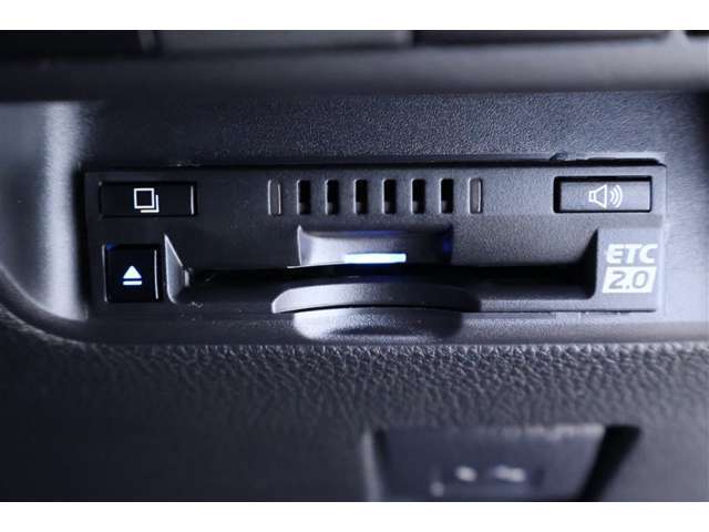 ETC2.0ユニットが搭載されています。ETC2.0は通常の料金精算機能に加えてITSスポットからの交通情報を受け取れます。