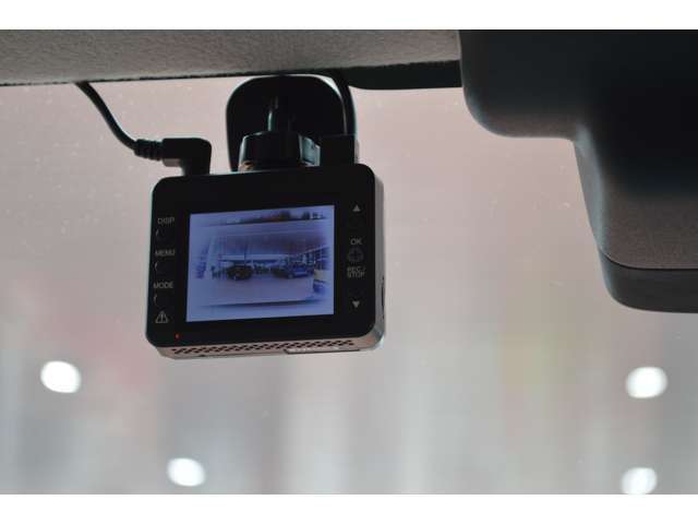 ドライブレコーダーは、映像・音声などを記録する自動車用の車載装置のことです。 もしもの事故の際の記録はもちろん、旅行の際の思い出としてドライブの映像を楽しむことができます。