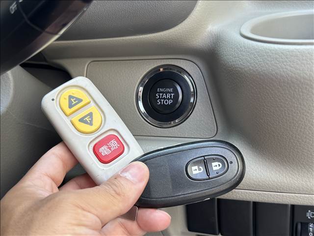 スマートキーにプッシュスタート、リヤの車いすをけん引する電動ウィンチ用のリモコンもございます。