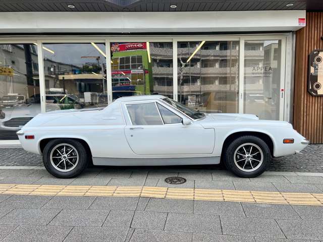 1960年代の最新テクノロジーである「ミッドシップ・レイアウト」を市販車に初めて採用したモデル◎あたかもフォーミュラマシンのごときハンドリングを実現！『スペシャル』の総生産台数は3130台と大ヒット！