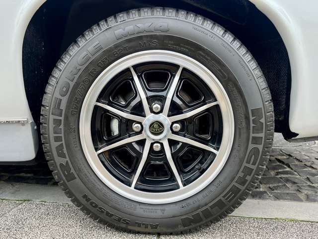 前後4本175/70R13ミシュランオールシーズンタイヤを装着◎SPL専用のシルバーとブラックの2トーンAWにロータスのブラックロゴ純正センターキャップが足元を演出！軽量ボディは機敏な運動性能を発揮！