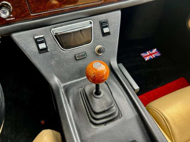 インパネにはウッドパネルが配され独立したメーターをレイアウト◎この車両は1970年代後半の日本の「スーパーカーブーム」を象徴する名車で郷愁を誘う一台◎世界的にもスーパーカーと称してもその名に恥じない！