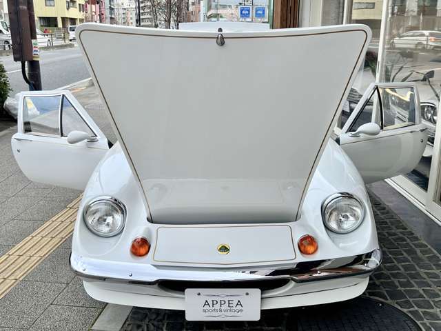 ロータス・カーズの軽量FRスポーツカーとして人気のあったエランのY字型バックボーンフレームを前後逆にして採用！シートの後ろにエンジンを搭載◎1975年までに9000台以上が生産されるヒット作となった◎
