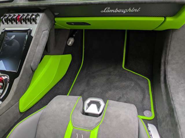 メーカーオプション：レザーパイピング＆ダブルステッチフロアマット装備