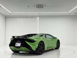 メーカーオプション：リヤバンパーシャイニーブラック＆リヤディフューザーボディカラー装備