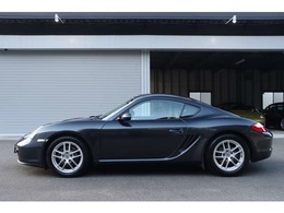 認定中古車でご購入履歴あり。8枚のディーラー整備記録と20件にわたるディーラー整備履歴とが揃い、これまでどれだけ丁寧に手が入れられてきたかが一目で分かる、まさに“履歴の整った”一台です。