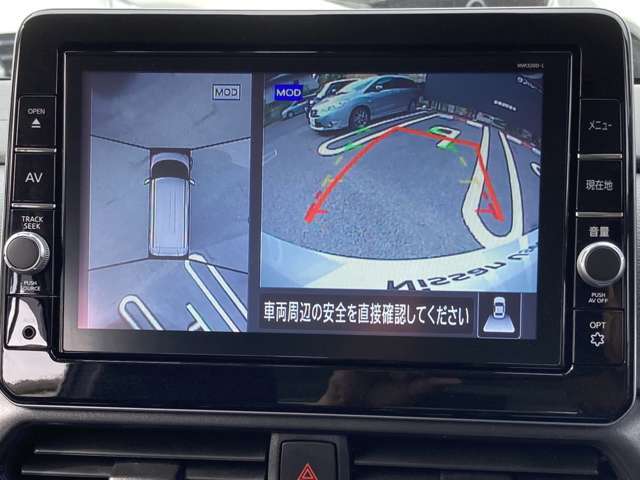 【アラウンドビューモニター装備】　フロント・左右ドアミラー・リヤの4つのカメラにより、車両を真上から見ているような映像をディスプレイに表示します。正確な駐車や取り回しを容易に行うことができます。