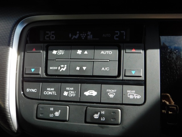 運転席、助手席、リヤ席とそれぞれ温度調整が可能です。
