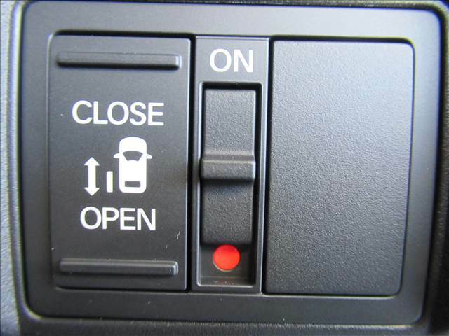 【電動スライドドア】助手席が自動で開閉できます。子供の乗り降りに運転席側から開けられるのは非常に便利です.
