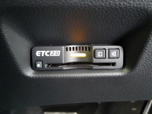有料道路をキャッシュレスで通行できるETC車載器付きです。運転席足元に設置されています。ETCセットアップ費用は含まれておりません。別途必要となります。