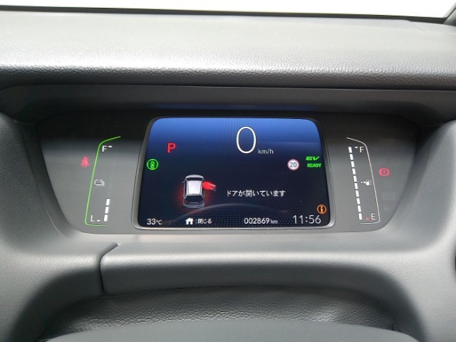 シンプルで視認性の良いメーターまわりです。速度や走行距離、燃料残量などドライブに欠かせない情報を素早く確認することができます。