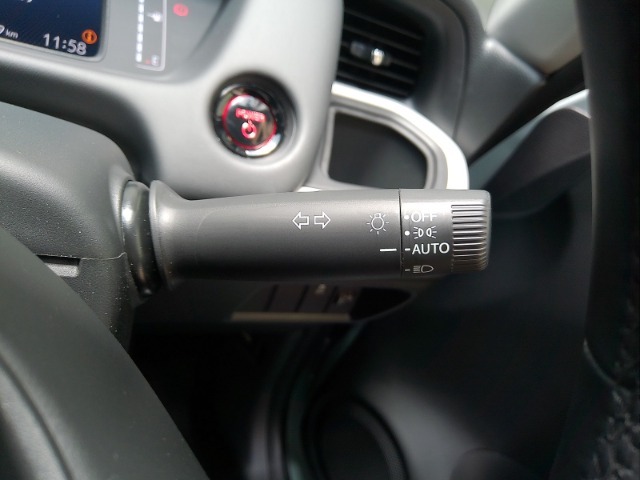 オートヘッドライト標準装備です。車外の明るさに応じて自動的にヘッドライトの点灯・消灯をしてくれます。トンネルの出入り口などで活躍してくれます。
