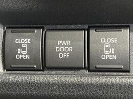 【両側パワースライドドア】スマートキーや運転席のスイッチで後席両側スライドドアの開閉が可能♪電動だから力を入れてドアを開ける必要が無く、小さなお子様でも簡単に開け閉めでき快適です♪