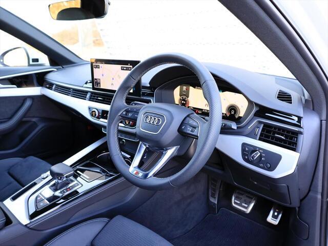 運転席側に傾けたセンターコンソールやディスプレイが、ドライバーオリエンテッドな空間を構築。視線の移動を抑え、操作性を高めることで、ドライビングに集中することができます。