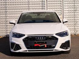 Audiの特徴シングルフレームグリルは力強さとエレガントな雰囲気を醸し出します。